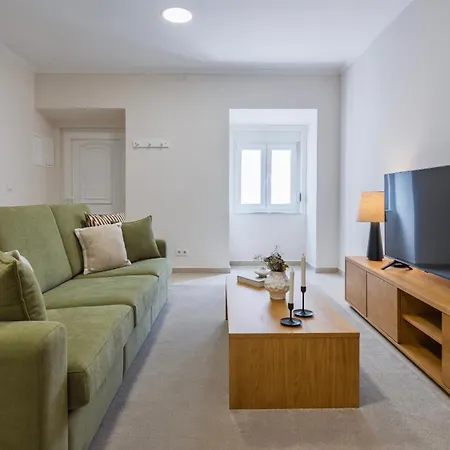 Stylish 2br Retreat In By Lovelystay Appartement Lissabon