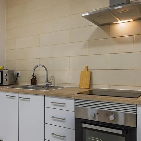 Stylish 2br Retreat In By Lovelystay Appartement Lissabon