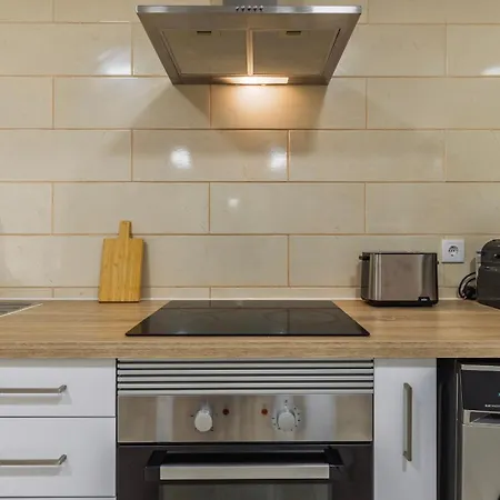 Appartement Stylish 2br Retreat In By Lovelystay Lissabon